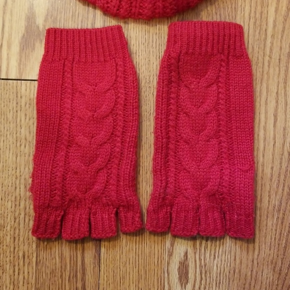 EUC Banana Republic Beanie & Fingerless Gloves - Picture 5 of 6